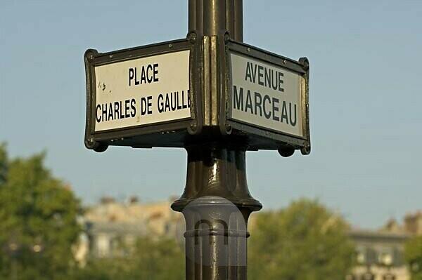 Bildagentur | mauritius images | Frankreich, Paris, Mast, Straßenschilder,